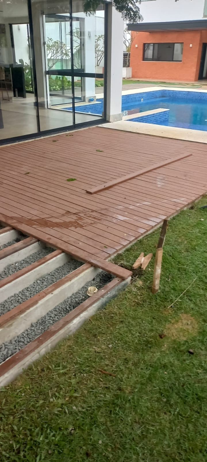 Deck de madeira ecológica pronto ao lado da piscina
