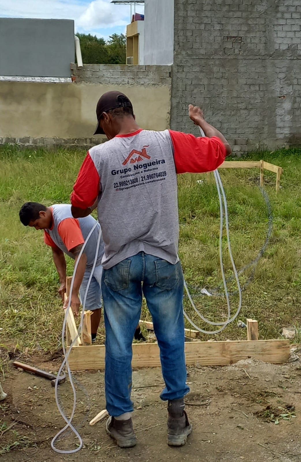Equipe do Grupo Nogueira fazendo a marcação de uma obra