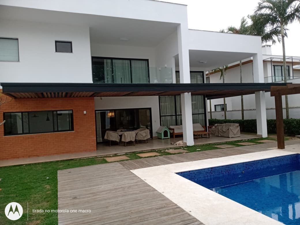 Residência com pergolado e área de lazer — Obra real