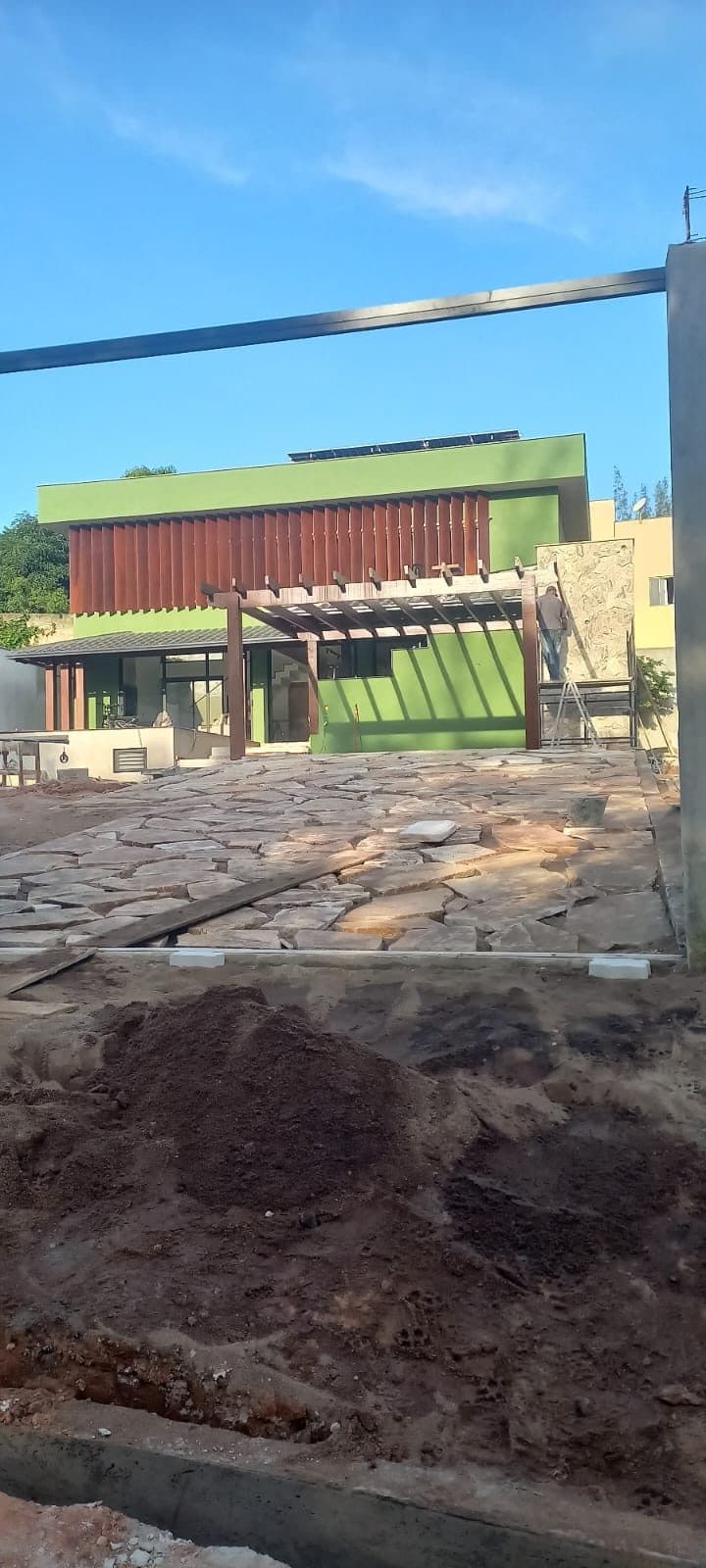 Residência com pergolado de madeira — Obra real